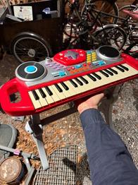 Børnekeyboard på stativ