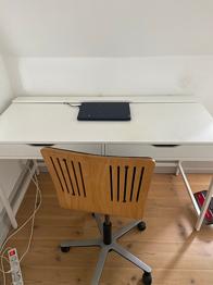 Hvidt skrivebord med to skuffer