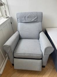 Lys grå recliner lænestol med fodstøtte