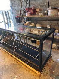 Gratis….Glasmontre disk med metalstel og glaslåger