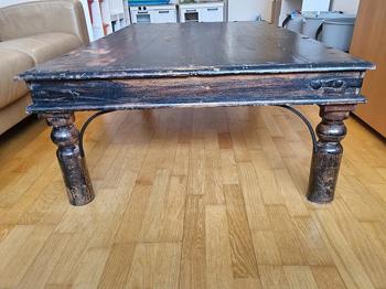 Sofabord i mørkt træ med nagler