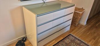 2 sengeborde og kommode