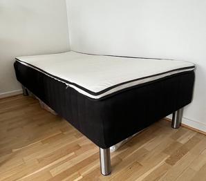 Enkeltmandsseng med topmadras (90x200)