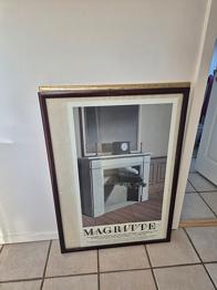 2 plakater i ældre rammer.