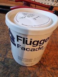 Ca. 0,3 liter råhvid beton- og sokkelmaling