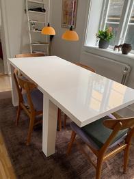 Solidt hvidt spise/arbejdsbord