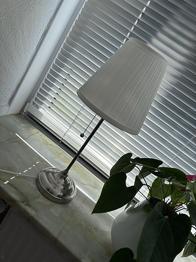 Fin bordlampe i hvid.