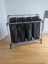 RESERVERET Vasketøjskurv på hjul med flere rum