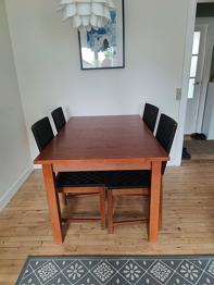 Spisebord i træ med 4 stole, sort flet