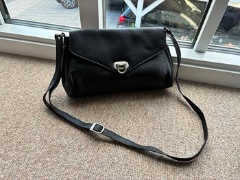 Lille sort skuldertaske i læder