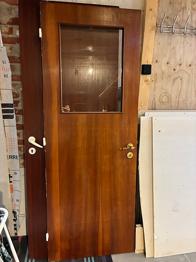 Trædør med glasvindue og messinghåndtag