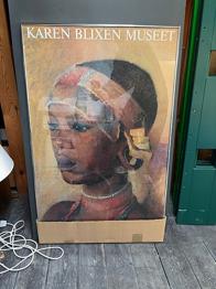 Karen Blixen museet - plakat med portræt af kvinde i ramme