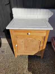 Sød lille servante i fyrretræ