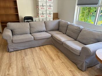 Ektorp hjørnesofa. Grå. Forholdsvis nyvasket.