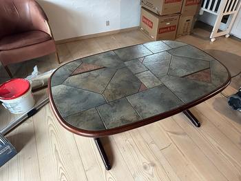 Kakkelsofabord i moderne version, med indlagt bronce