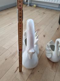 Smukt svanesæt i hvidt porcelæn bortgives