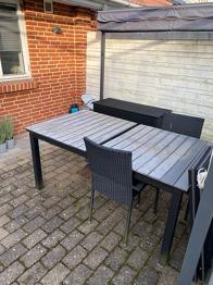 Stor gasgrill og havebord bortgives