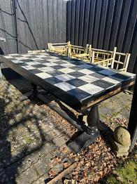 Antikt træ spisebord med skaktern vinylbordplade – GRATIS