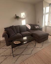 Grå sofa med opbevaringsplads