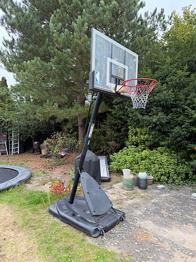 Spalding basketstander med kurv og plade – gives væk
