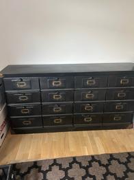 Sort kommode
