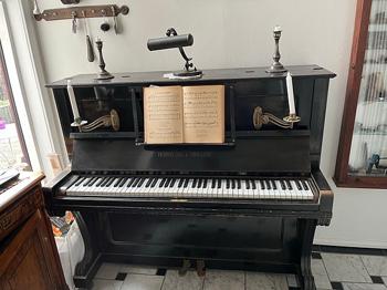 Hornung og Møller Klaver med indbyggede lysestager. God klang