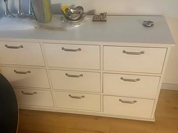 GRATIS Hvid skænk med ni skuffer
