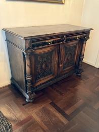 Skænk i mørkt træ