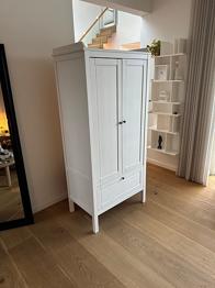 IKEA børnegarderobeskab hvid med bøjlestang og skuffe