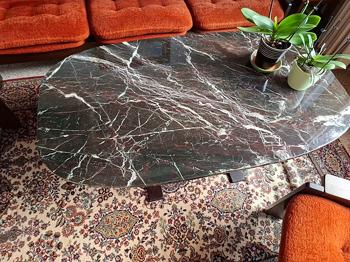 Gratis. Marmor sofabord på træstel.