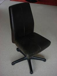 Kontorstol i sort læder