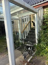 Glasgang / overdækket indgang med dør
