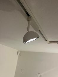Hvid loftspotskinne med spots