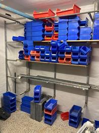 Sortimentreol med kasser gives bort