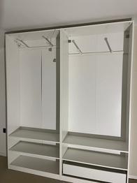 To IKEA Pax skabe gives væk