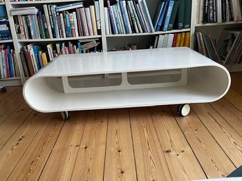 Elegant sofa- eller tv bord gives væk