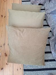 Sæt med 4 velour-/fløjlsagtige pyntepuder i sand- og naturtoner