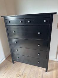 Sortmalet Ikea Hennes kommode