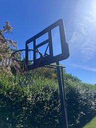 Basketballstander på hjul og kurv