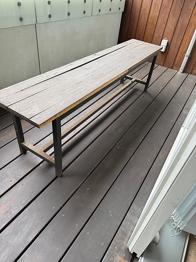 Bænk i træ & metal gives væk