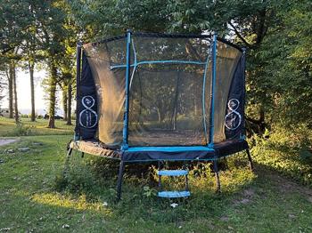 Gratis trampolin med sikkerhedsnet og stige