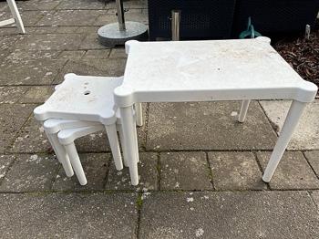 IKEA børnebord og taburetter hvid plastik