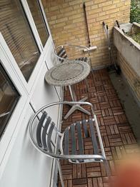 Havecafé-sæt rundt bord med to stole metal og trælameller