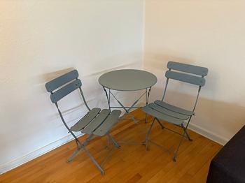 Metal balkonbord og 2 metal stole i grå.