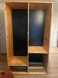 Stort skab med sorte låger