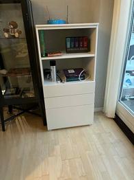 Flot og praktisk hvid kommode sælges. Meget rummelig.