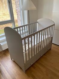 IKEA tremmeseng lysegrå med skuffer