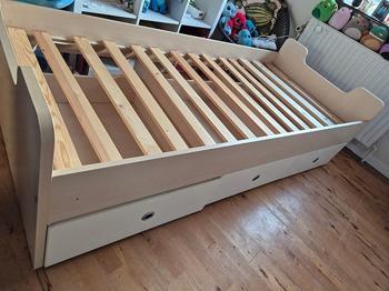 Hvid seng med skuffer