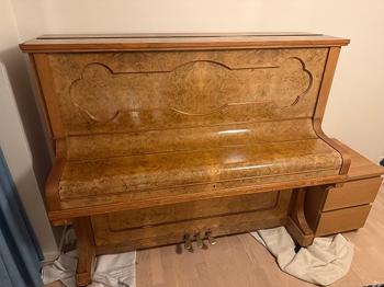 Klaver i valnøddetræ med metalramme