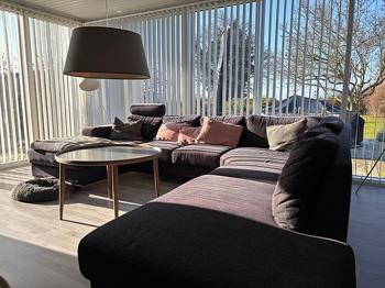 Kæmpe stor lysegrå sofa med chaiselong